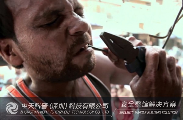 用电安全科普依仗生命安全体验设备条件下，注意看这个正在偷电的男人叫小帅......