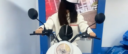 VR电动车骑行模拟体验：揭示不戴头盔的致命风险！亲历其境，见证安全头盔的重要性，警醒自我，守护生命安全